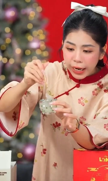 Hằng Du Mục gây tranh cãi khi quảng cáo sản phẩm yến sào trong livestream. Ảnh cắt từ clip