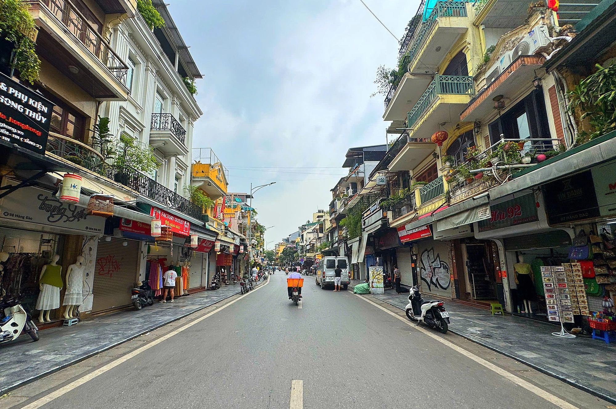 Hàng loạt cửa hàng ở Hà Nội “mở bán trong im lặng”, người dân lén lút mua sắm