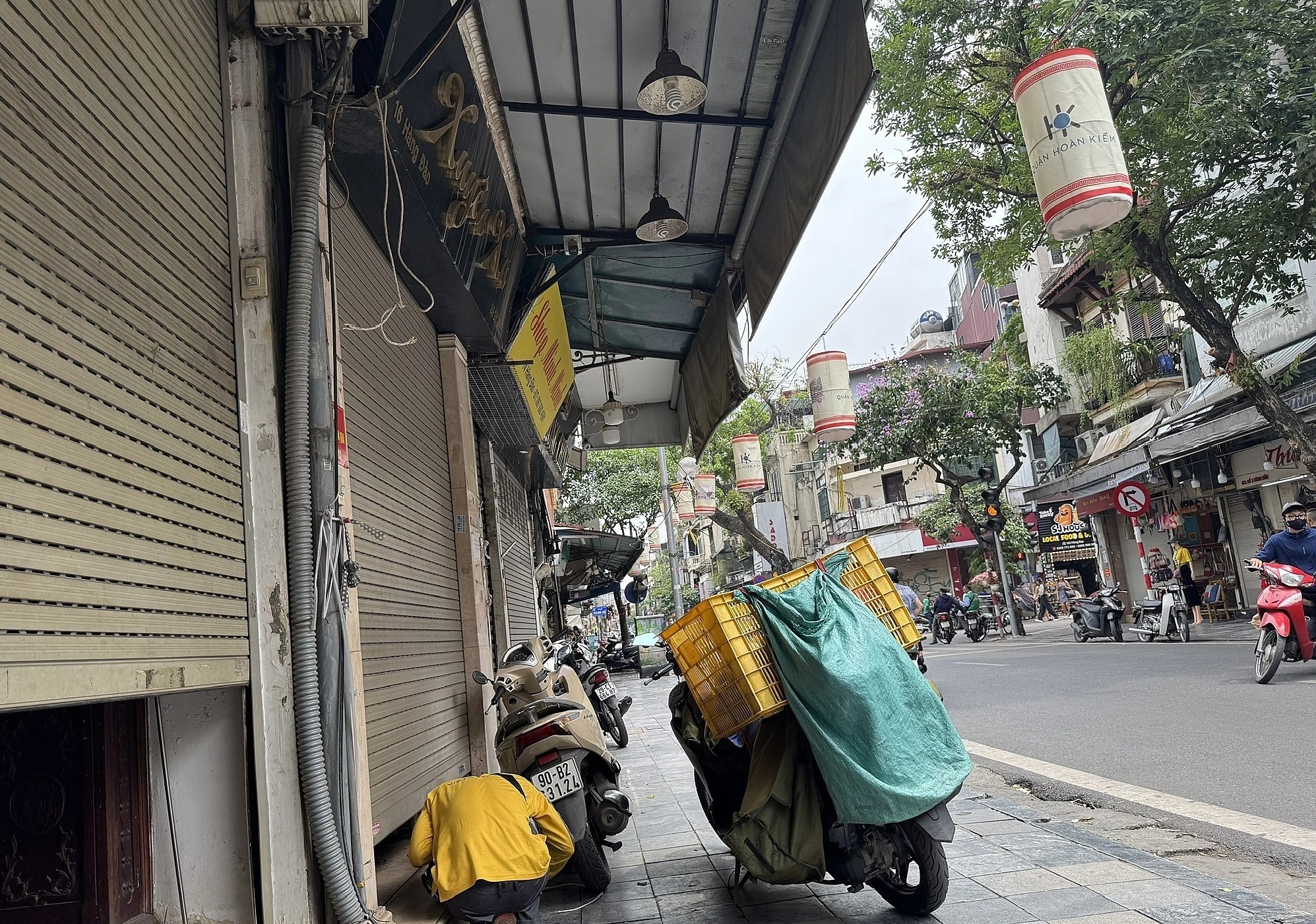Hàng loạt cửa hàng ở Hà Nội “mở bán trong im lặng”, người dân lén lút mua sắm
